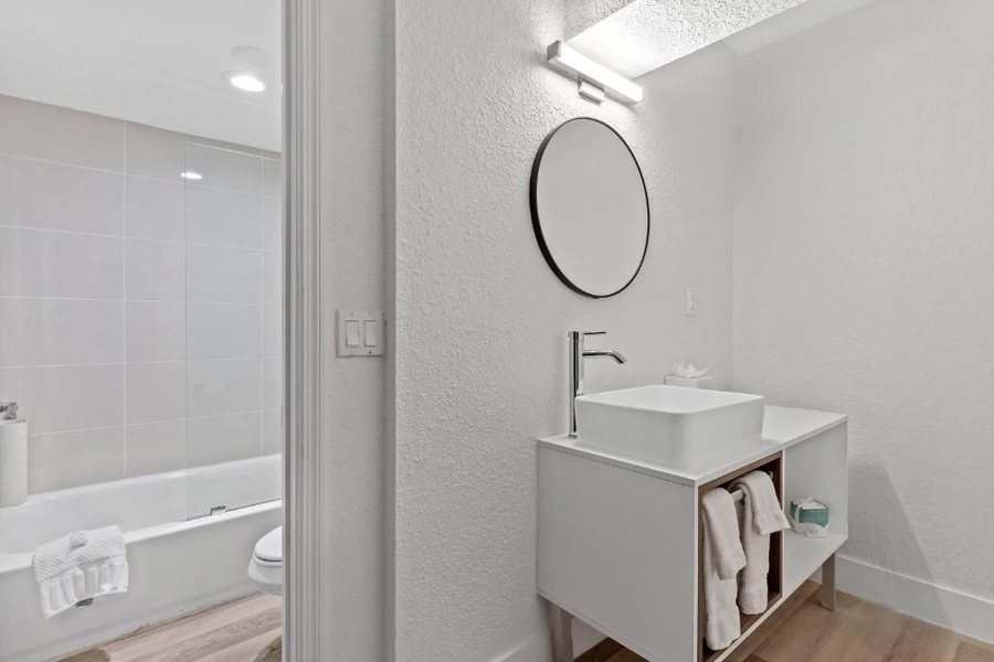 Baymont By Wyndham Jacksonville Airport — Bathroom