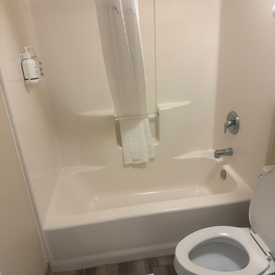 Baymont by Wyndham Jacksonville Butler Blvd — Bathroom