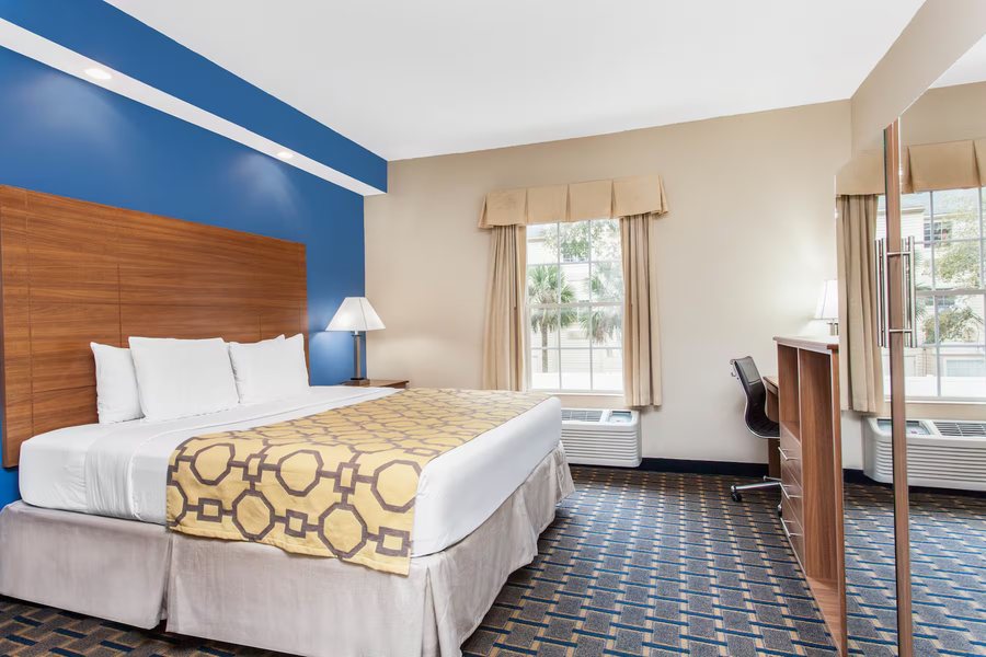 Baymont by Wyndham Jacksonville Butler Blvd — Guest room
