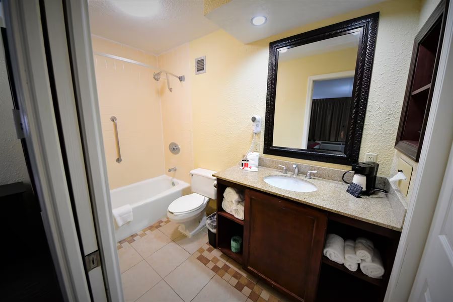 Baymont by Wyndham Jacksonville Orange Park — Bathroom