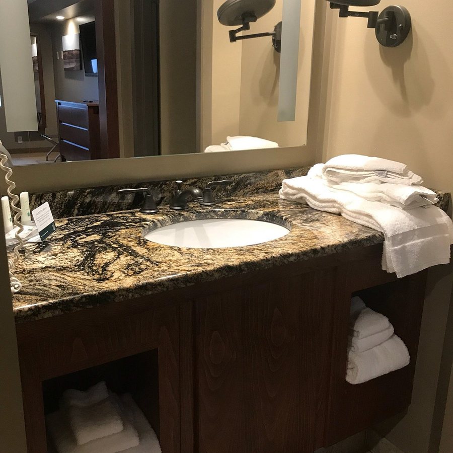Baymont by Wyndham Jamestown Conference Center Water Park — Bathroom