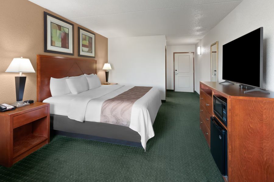 Baymont by Wyndham Jamestown Conference Center Water Park — Guest room