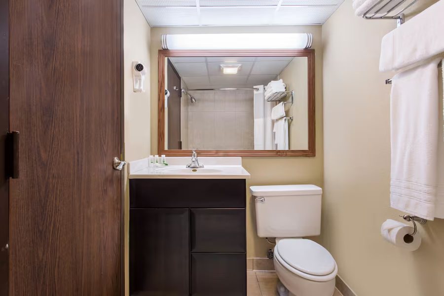 Baymont by Wyndham Janesville — Bathroom
