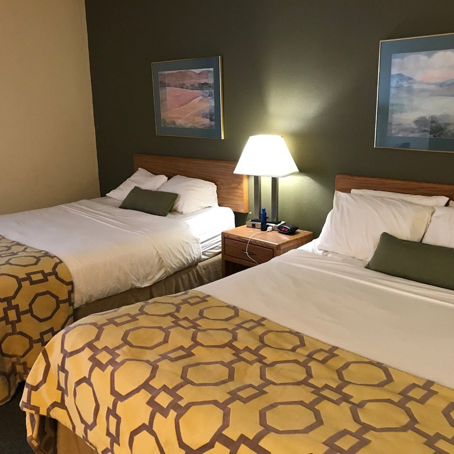 Baymont by Wyndham Janesville — Guest room