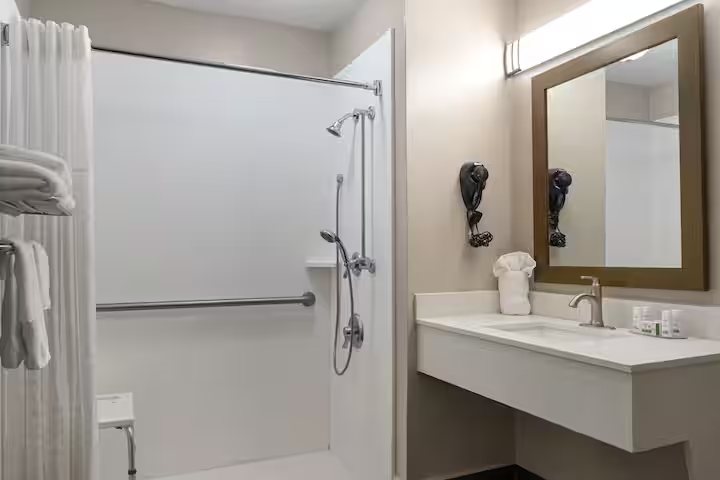 Baymont by Wyndham Kingsland — Bathroom