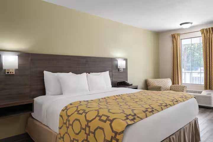 Baymont by Wyndham Kingsland — Guest room