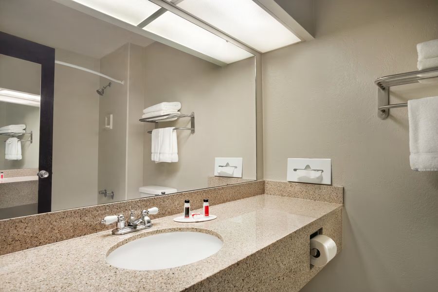 Baymont by Wyndham Kirksville University Area — Bathroom