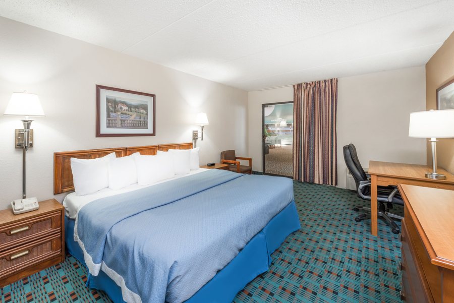 Baymont by Wyndham Kirksville University Area — Guest room