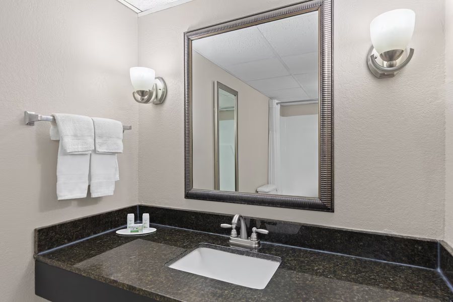 Baymont by Wyndham Knoxville Cedar Bluff — Bathroom