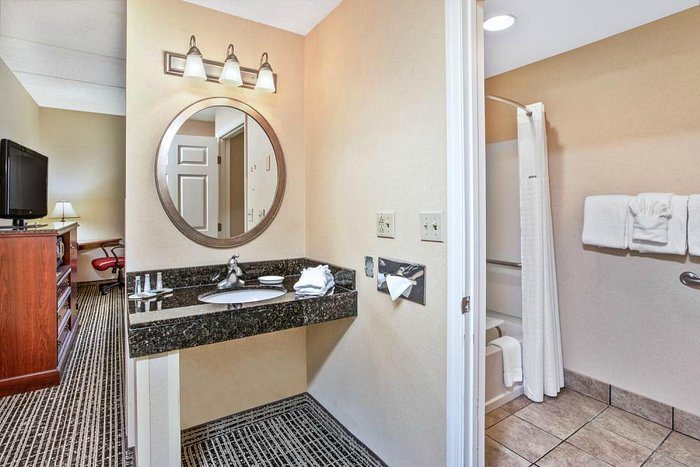 Baymont by Wyndham Knoxville I 75 — Bathroom