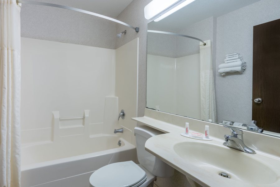 Baymont by Wyndham la Crosse Onalaska — Bathroom
