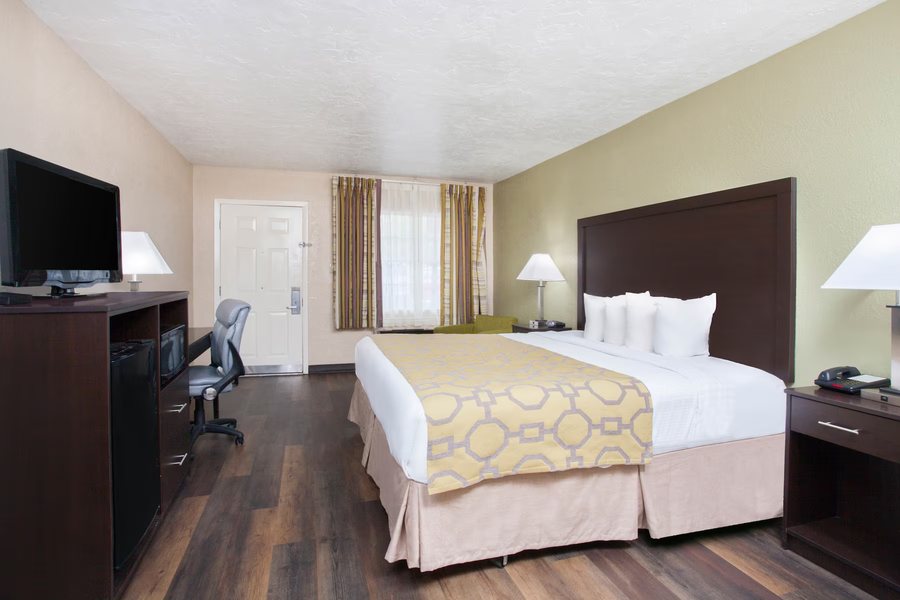 Baymont by Wyndham Lake City — Guest room