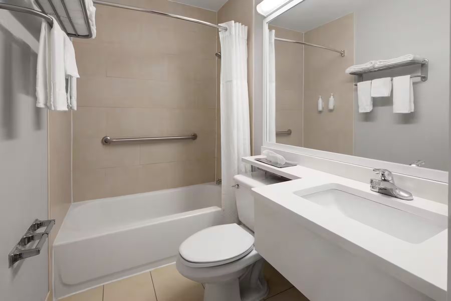 Baymont by Wyndham Latham Albany Airport — Bathroom