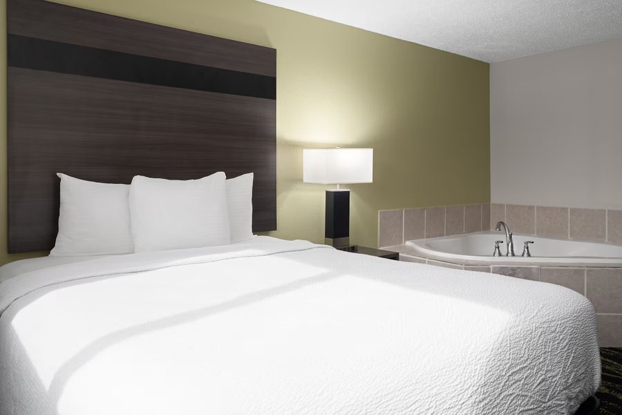 Baymont by Wyndham Liberty MO — Guest room