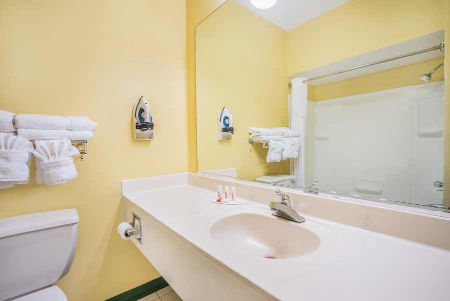 Baymont by Wyndham Limon — Bathroom