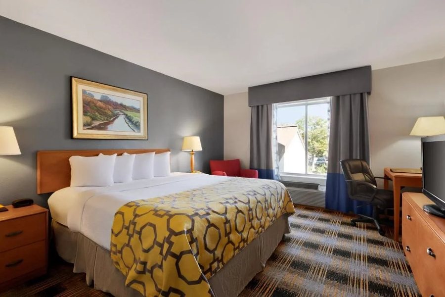 Baymont by Wyndham Lithia Springs Atlanta — Guest room