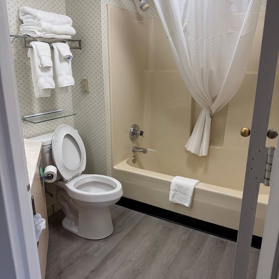 Baymont by Wyndham London KY — Bathroom