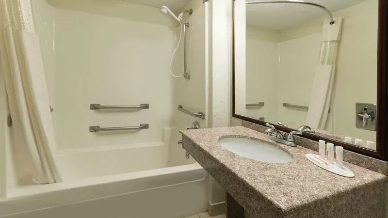 Baymont by Wyndham Louisville Airport South — Bathroom