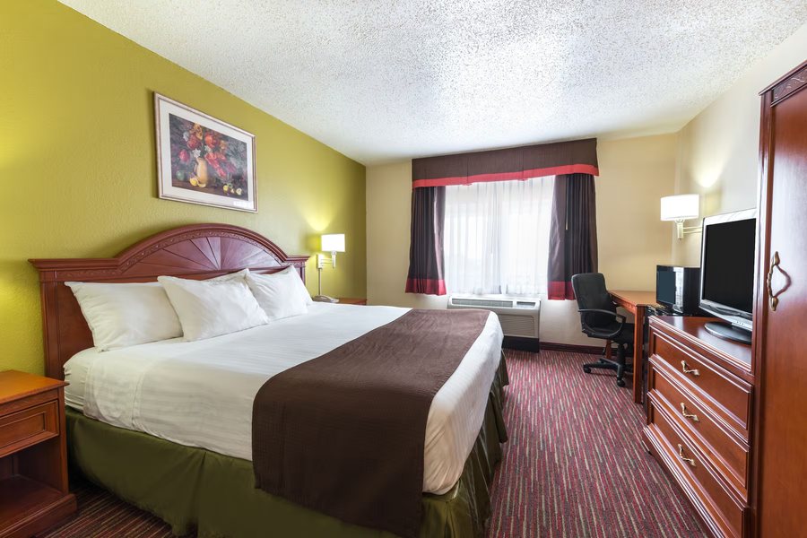 Baymont by Wyndham Louisville East — Guest room