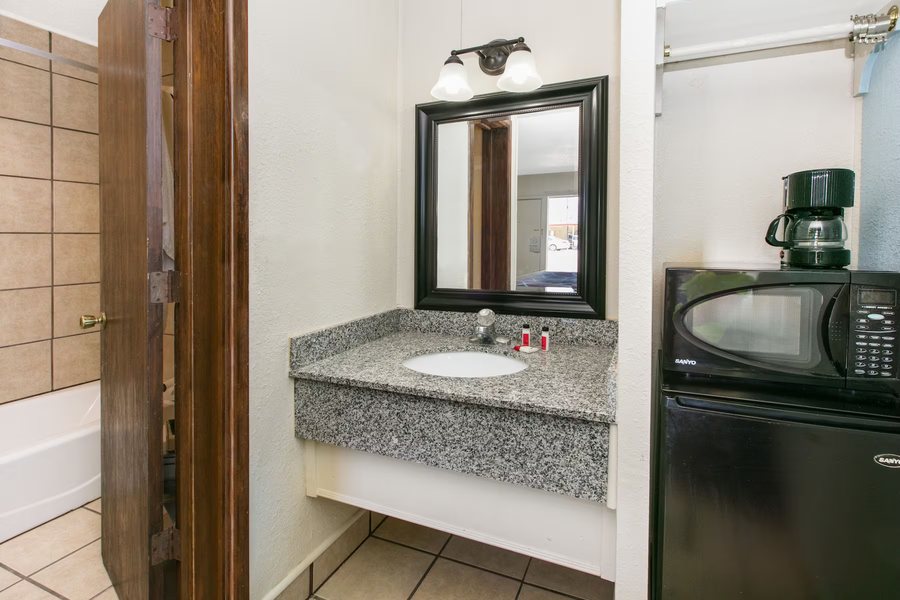 Baymont by Wyndham Lubbock Downtown Civic Center — Bathroom