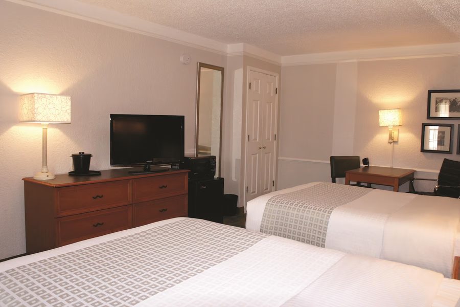 Baymont by Wyndham Lubbock Downtown Civic Center — Guest room