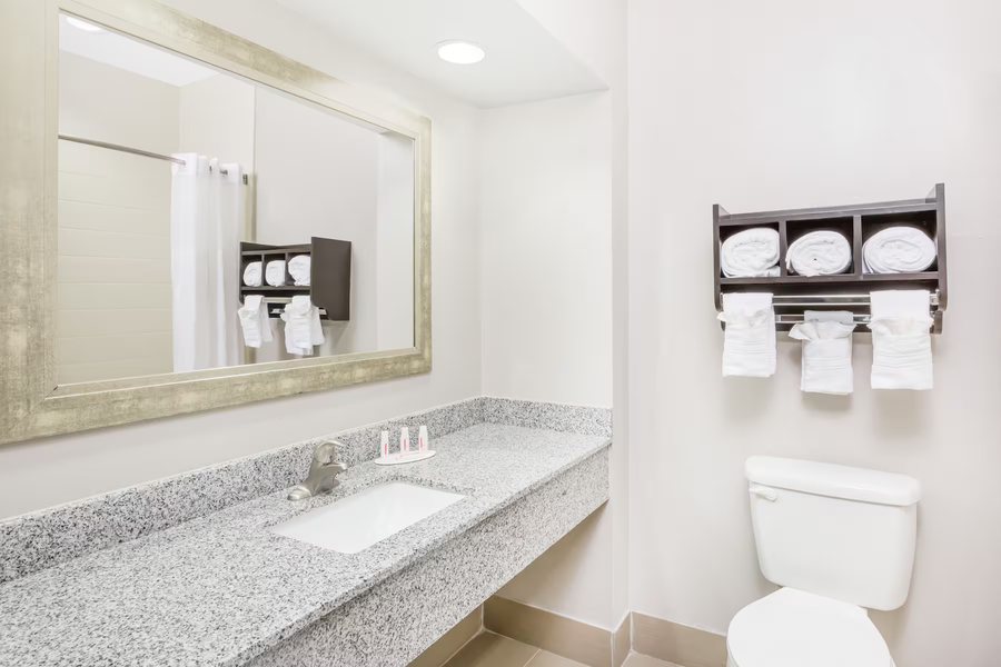 Baymont by Wyndham Madisonville — Bathroom
