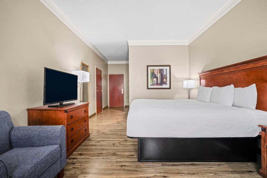 Baymont by Wyndham Madisonville — Guest room