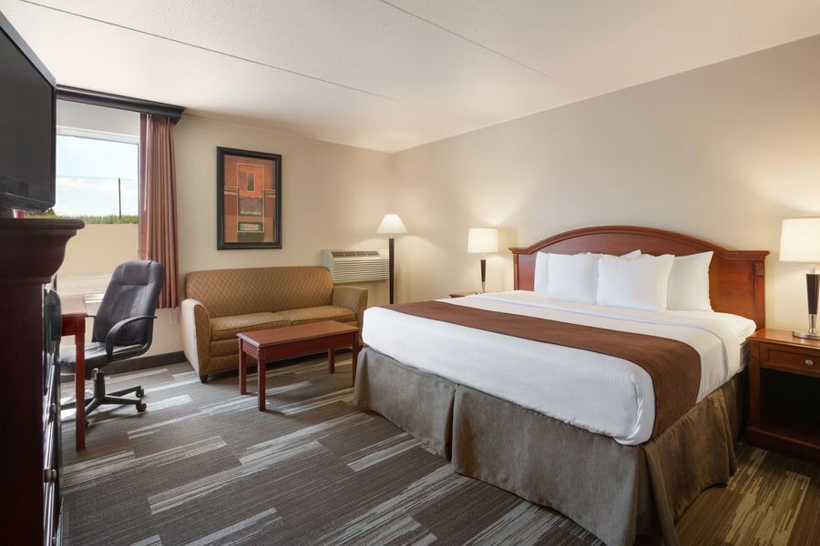 Baymont by Wyndham Mandan Bismarck Area — Guest room