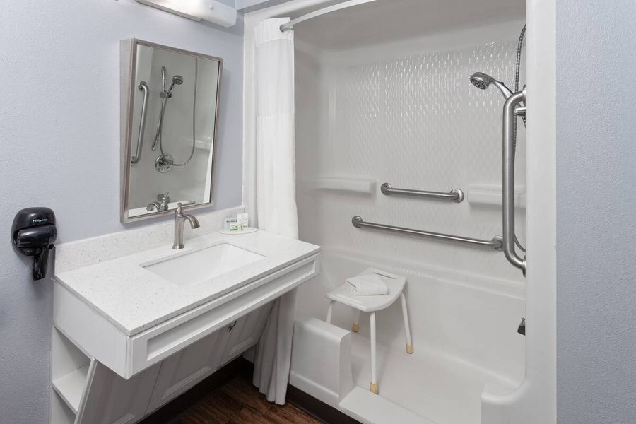 Baymont by Wyndham Manistee — Bathroom