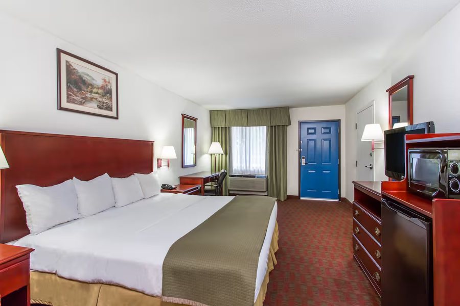 Baymont by Wyndham Manning — Guest room