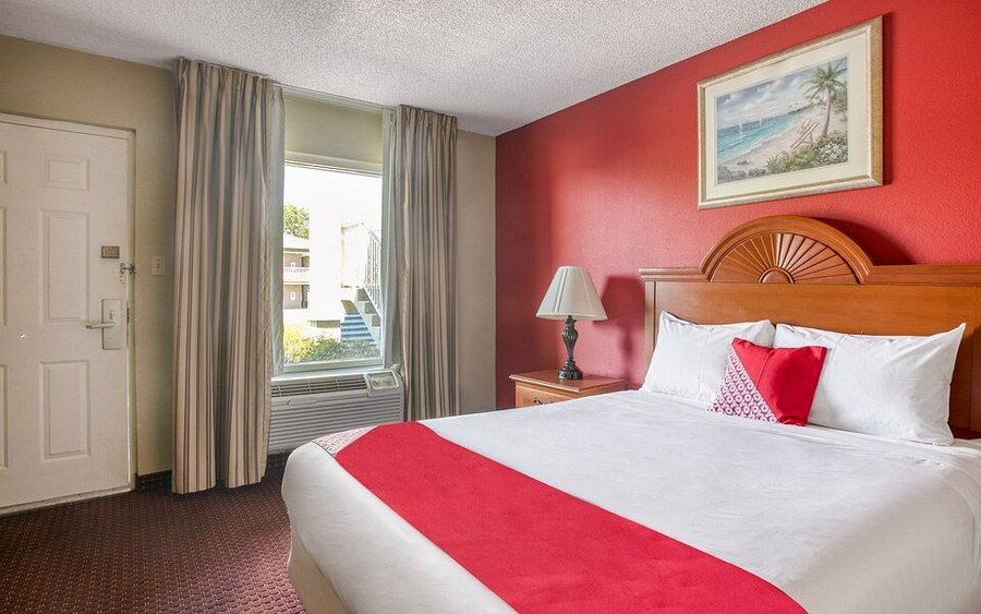 Baymont by Wyndham Marianna — Guest room
