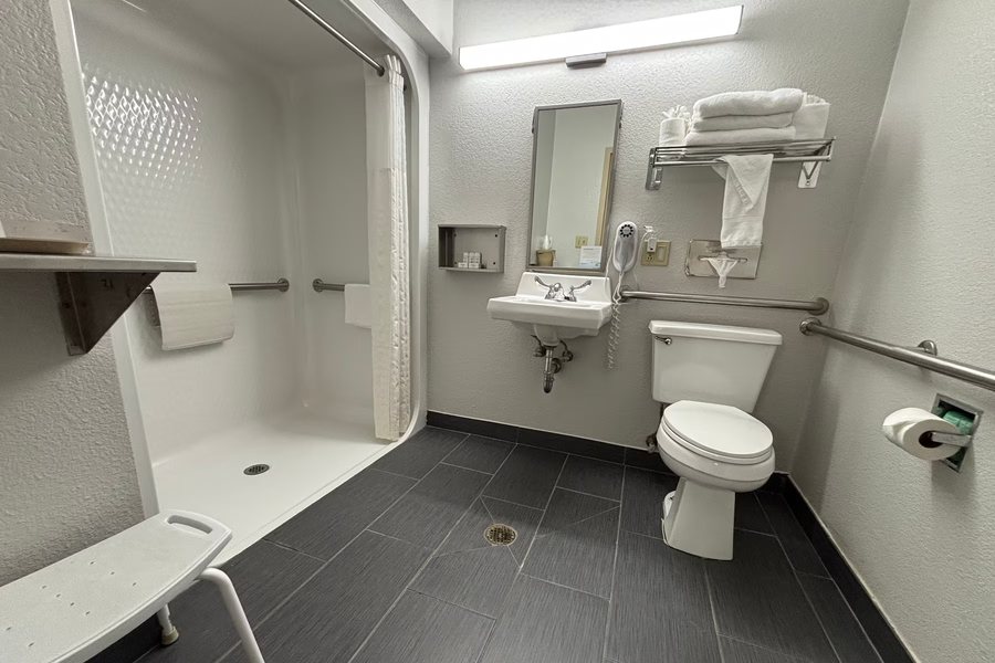 Baymont by Wyndham Marion — Bathroom