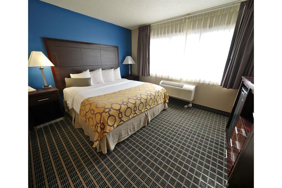 Baymont by Wyndham Marshalltown — Guest room