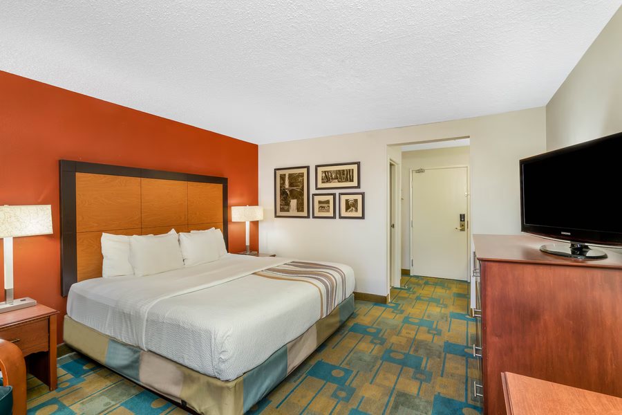 Baymont By Wyndham Meridian — Guest room