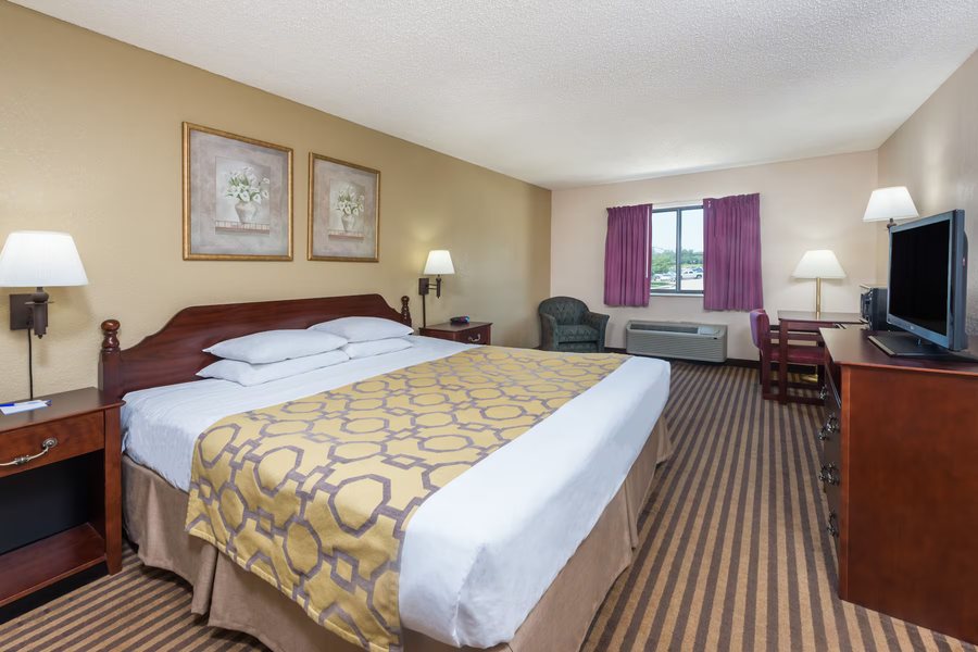 Baymont by Wyndham Metropolis — Guest room