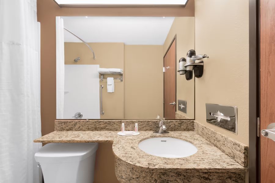 Baymont by Wyndham Midland Airport — Bathroom