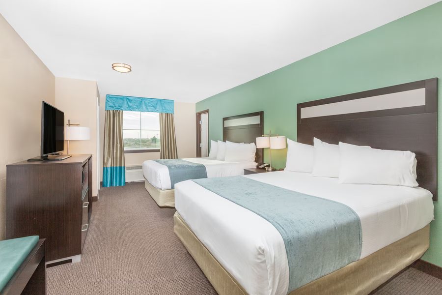 Baymont by Wyndham Midland Airport — Guest room