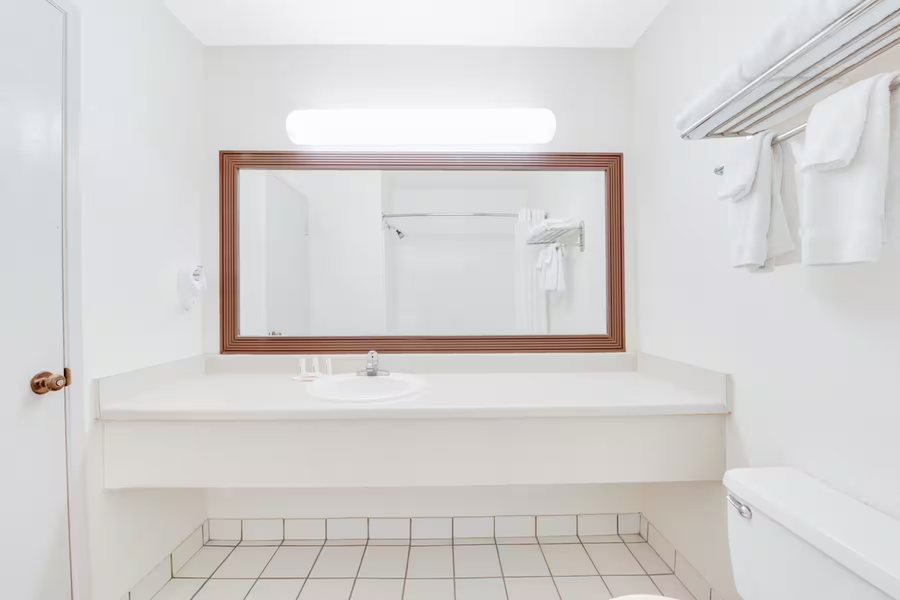 Baymont by Wyndham Midland Center — Bathroom