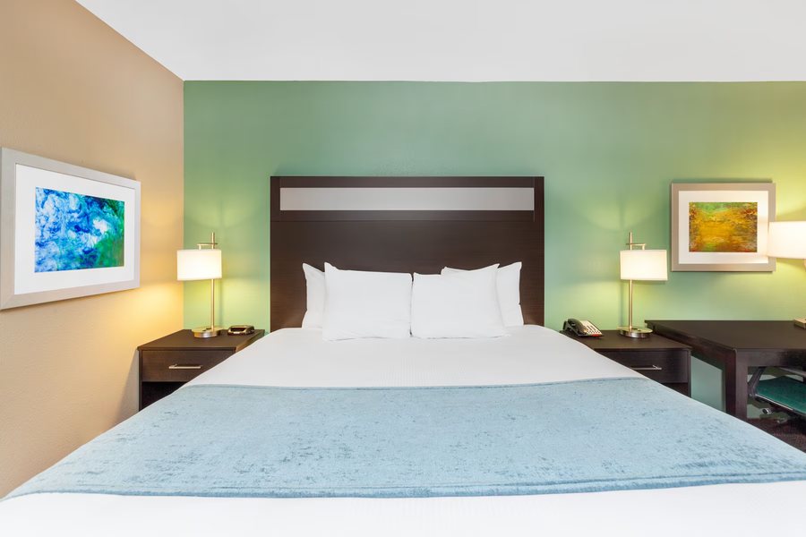 Baymont by Wyndham Midland Center — Guest room