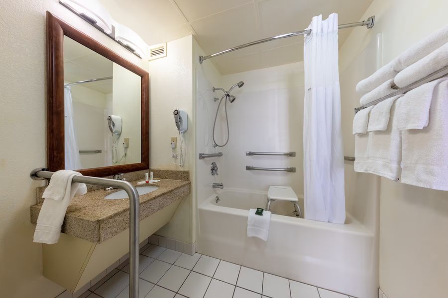 Baymont by Wyndham Mobile I 65 — Bathroom