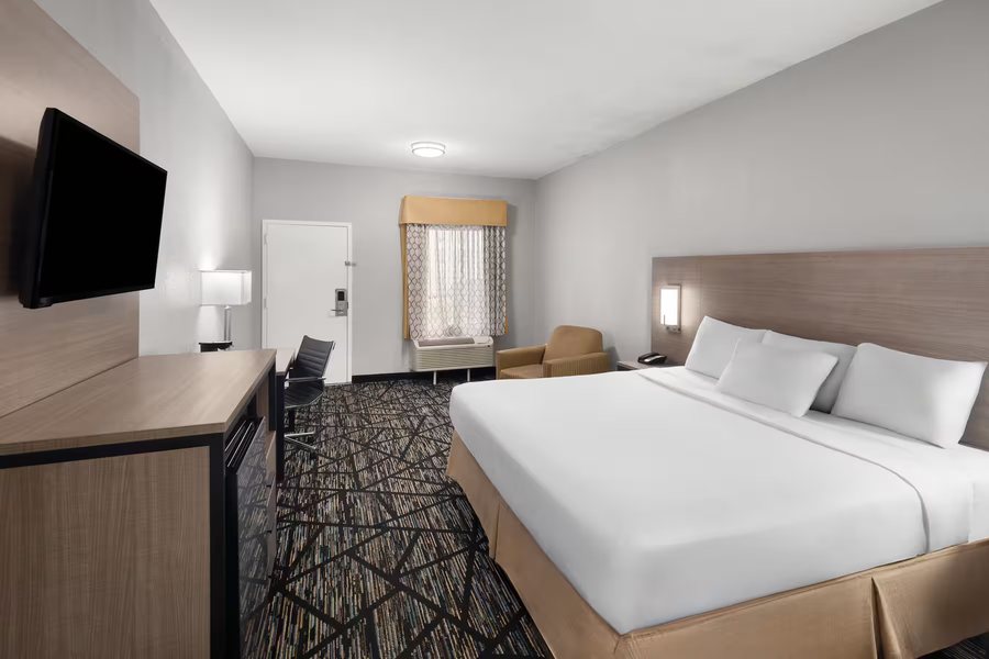 Baymont by Wyndham Mobile I 65 — Guest room