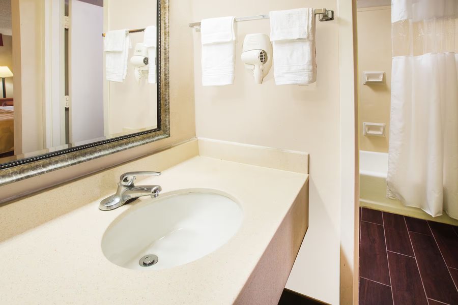Baymont by Wyndham Mobile Tillmans Corner — Bathroom