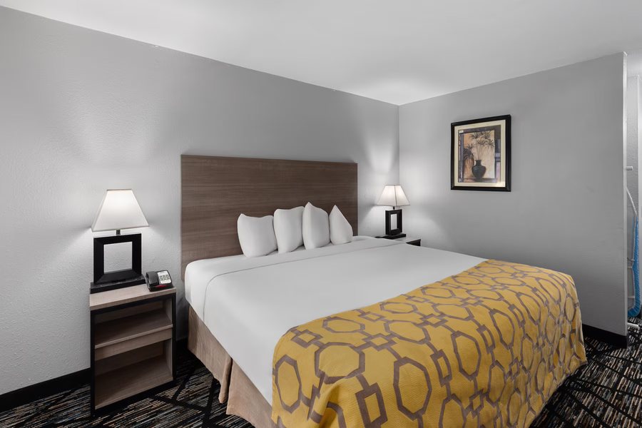 Baymont by Wyndham Mobile Tillmans Corner — Guest room
