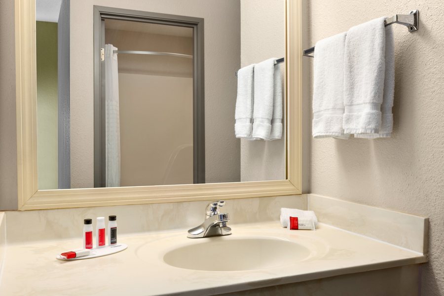 Baymont by Wyndham Monroe — Bathroom