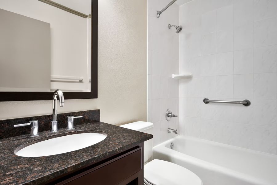 Baymont by Wyndham Monterey Park — Bathroom