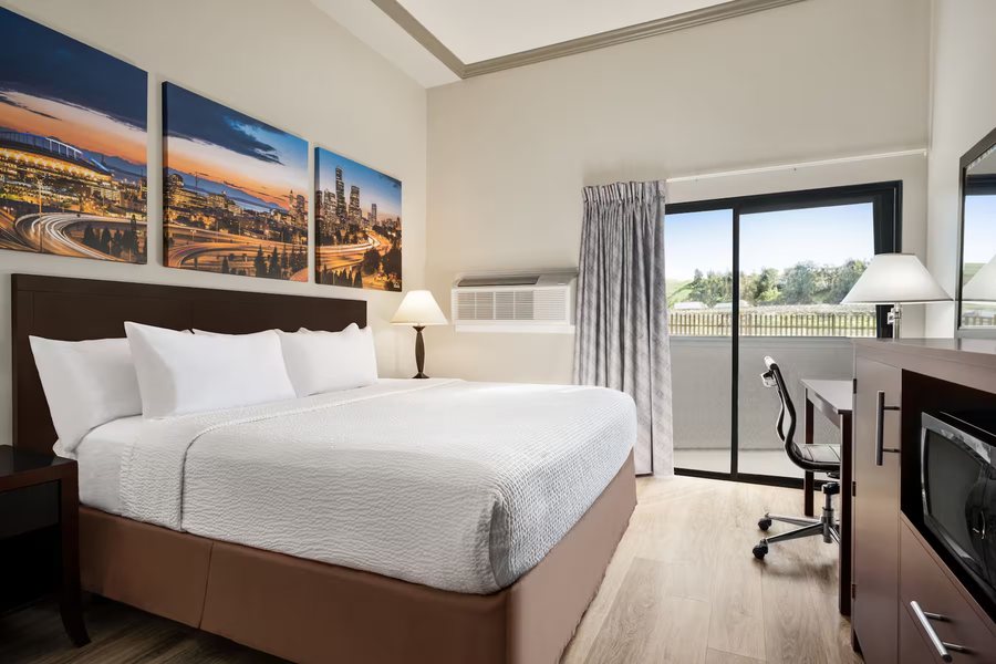 Baymont by Wyndham Monterey Park — Guest room