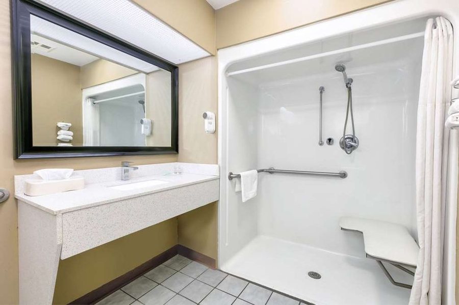 Baymont by Wyndham Montgomery AL — Bathroom