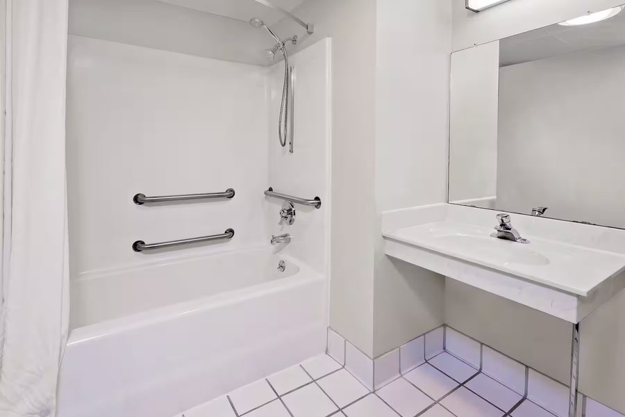 Baymont by Wyndham Mt Pleasant — Bathroom