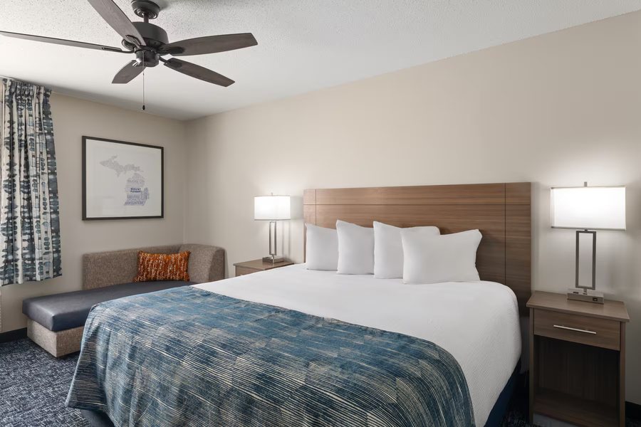 Baymont by Wyndham Mt Pleasant — Guest room