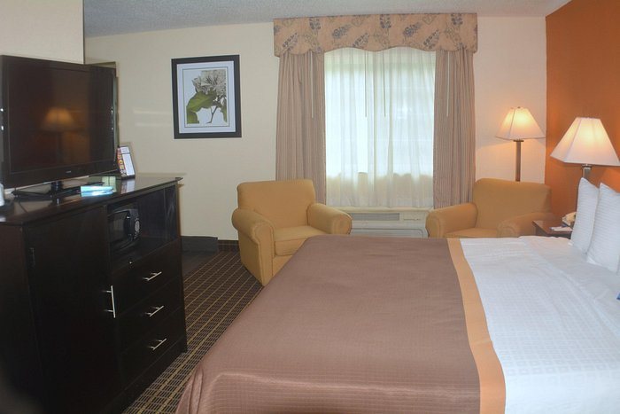 Baymont by Wyndham Muskegon — Guest room